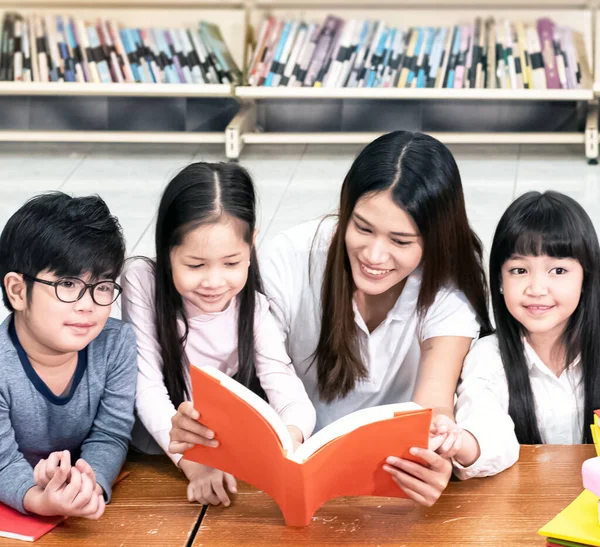 Güzel Kadın Çocuk Sınıfta Birlikte Kitap Okuyor Neşe Mutluluk Dolu — Stok fotoğraf