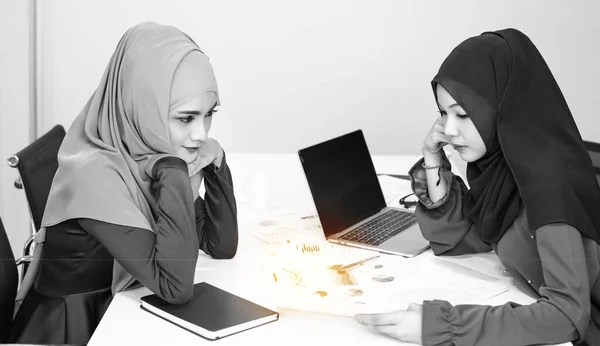会議室 オフィス 忙しい時間 黒と白のトーンで 一緒に紙の仕事をするイスラム教徒のビジネス女性は レンズフレア効果 — ストック写真