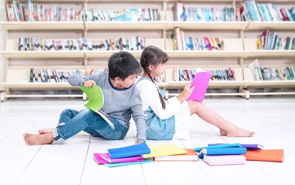 Két Gyerek Együtt Olvas Könyveket Felkészülnek Tanulásra Elmosódik Fény — Stock Fotó