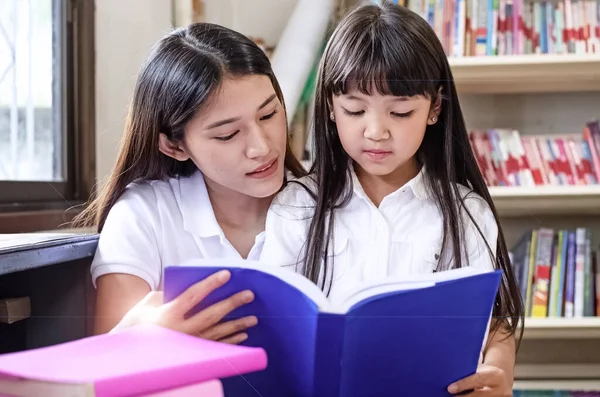 Mujer Hermosa Niña Leyendo Libro Juntos Efecto Harina Las Lentes — Foto de Stock