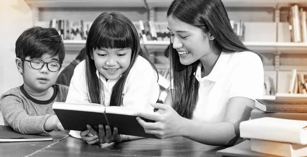 Gyönyörű Két Gyerek Együtt Olvas Könyvet Osztályteremben Fekete Fehér Tónusban — Stock Fotó