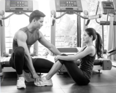 Spor salonunda iki kişinin bulanık ışık tasarımı arka planı, siyah ve beyaz ton