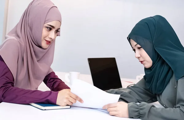 Mujer Musulmana Negocios Haciendo Papeleo Juntos Sala Reuniones Oficina Tiempo —  Fotos de Stock