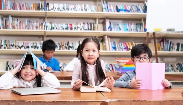 Kleine Kinderen Die Samen Boeken Lezen Klas Zich Voorbereiden Studie — Stockfoto