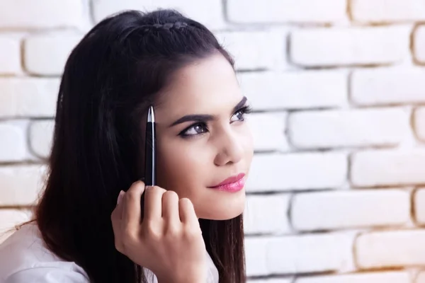 Enfoque Selectivo Cara Hermosa Mujer Con Maquillaje Colorido Poner Negro —  Fotos de Stock