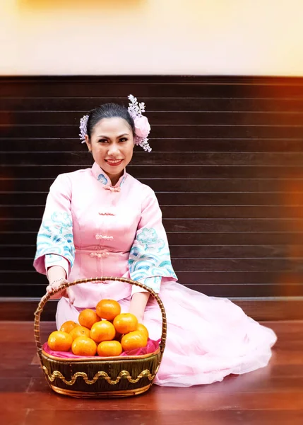 Belle Femme Robe Rose Costume Chinois Assise Côté Panier Orange — Photo