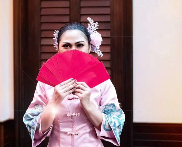 Bela Mulher Vestindo Vestido Rosa Traje Chinês Segurando Envelope Vermelho — Fotografia de Stock