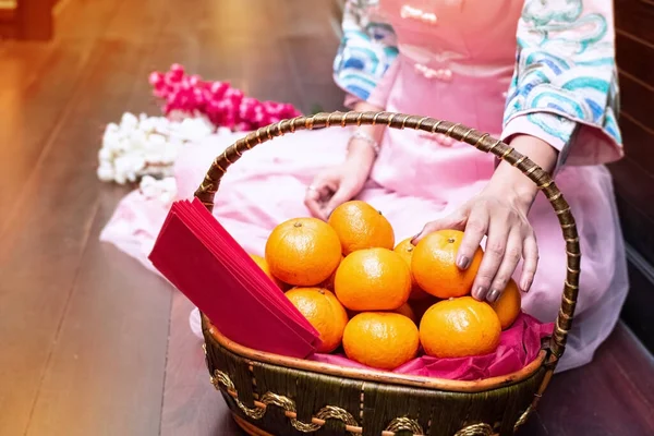 Foyer Sélectif Des Oranges Dans Panier Tissé Main Femme Ramasser — Photo