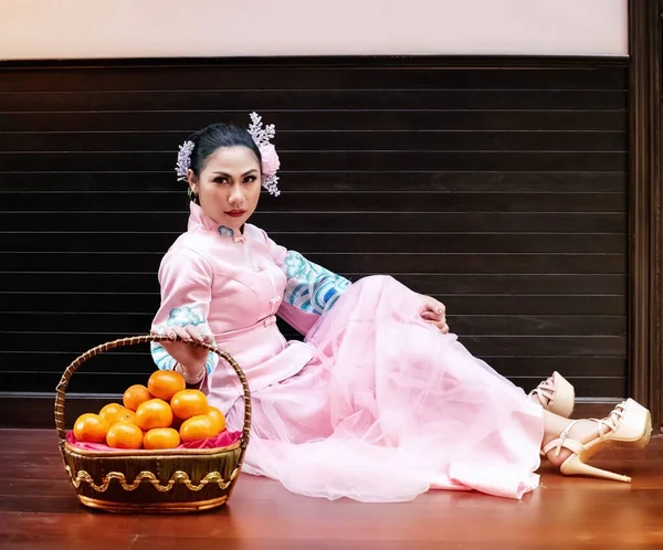 Bela Mulher Vestindo Vestido Rosa Traje Chinês Sentado Lado Cesta — Fotografia de Stock