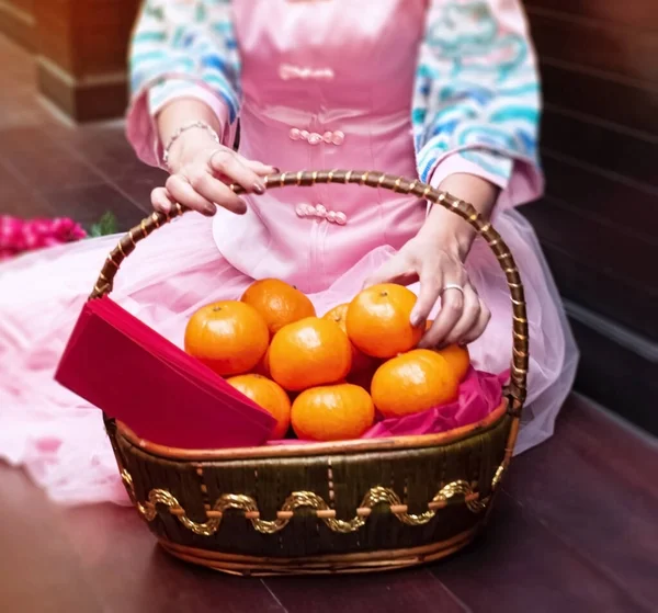Foco Selectivo Naranjas Cesta Tejida Mano Mujer Recogiendo Uno Luz — Foto de Stock