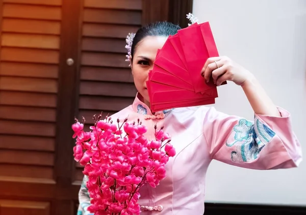 Belle Femme Vêtue Costume Chinois Tient Des Enveloppes Rouges Dans — Photo