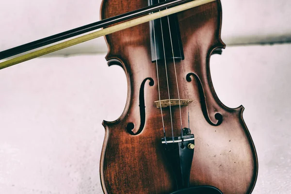 木のバイオリンと弓の抽象的なアートデザインの背景 グランジ表面の背景 — ストック写真