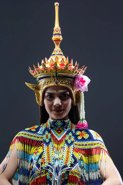 Belle Femme Portant Thaïlandaise Costume Danse Folklorique Sud Faite Perles — Photo