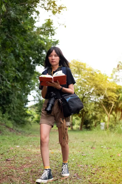 Piękny Plecak Kobiety Trzymanie Aparatu Szyi Pisanie Notatek Podróży Chodzenie — Zdjęcie stockowe