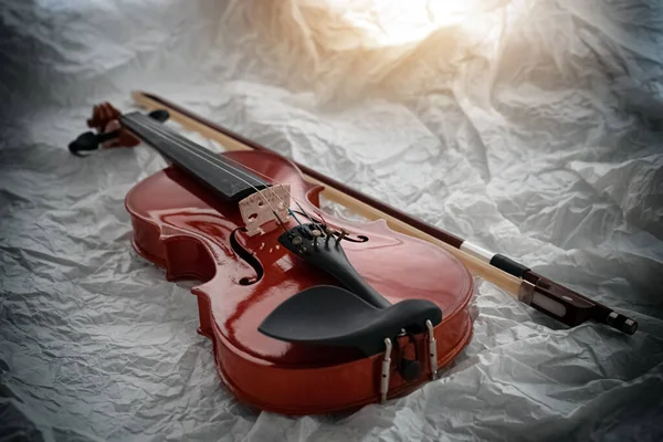 木制小提琴挂在粗糙的表面背景上 — 图库照片