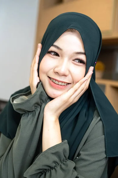 Closeup Face Beautiful Muslim Woman Wearing Hajab Portrait Model Posing — Stock Photo, Image