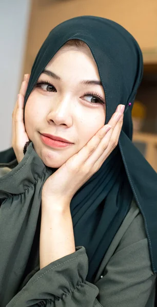 Piękna Muzułmanka Ubrana Hadżab Portret Modelka Pozująca — Zdjęcie stockowe