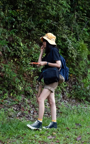 Jovem Senhora Segurando Livro Mão Explorar Folhas Caminho Floresta Geólogo — Fotografia de Stock