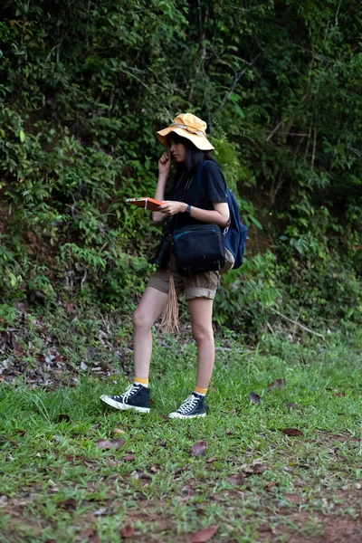 年轻的女士手里拿着书 在公园里散步 放松一下度假 — 图库照片