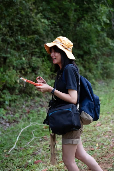 Jovencita Sosteniendo Libro Mano Explorar Hojas Camino Bosque Geólogo Topógrafo — Foto de Stock