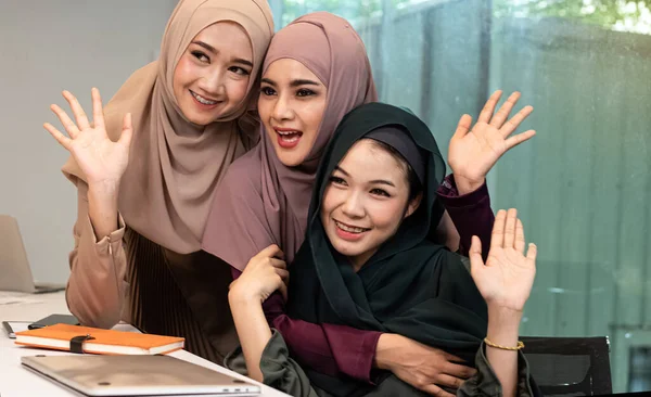 3人のムスリム女性がオフィスで共に働き 幸せな気持ち 良い友情 チームワークで — ストック写真