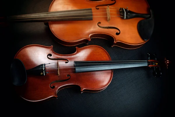 バイオリンの脇に置かれたぼやけたビオラ 音響機器の異なるサイズとフロント側の詳細を表示します — ストック写真