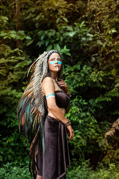 Beautiful Woman Wearing Headdress Made Feathers Birds Painted Blue Color — Stock Photo, Image