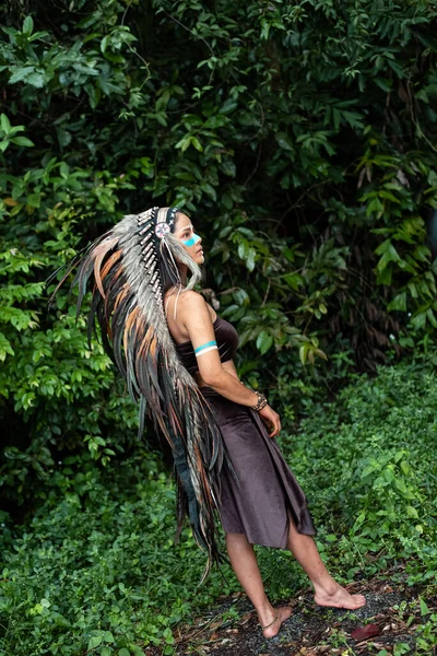 Mulher Bonita Usando Penas Cobertura Para Cabeça Pássaros Pintado Cor — Fotografia de Stock