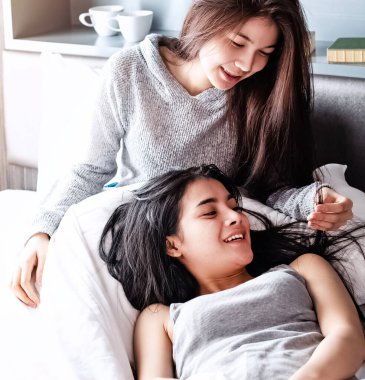 İki güzel kadın, yatakta oturuyor, konuşuyor, iyi bir ilişki, en iyi arkadaş, cinsiyet ifadesi, kız aşk kızı, sıcak duygu, bulanık ışık
