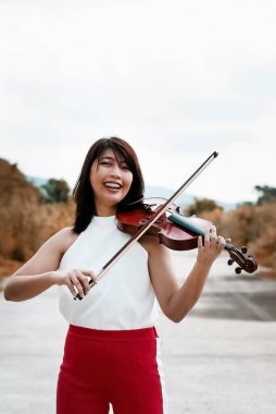 Birbirinin arkasında oturan güzel kadın, elinde kitap ve kahve fincanı, mutlu bir duygu ile, modelin portresi, pencerenin yanında, siyah ve beyaz tonu, bulanık ışık etrafında
