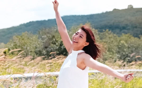 Wanita Cantik Mengangkat Tangan Udara Dengan Senyum Dan Perasaan Bahagia — Stok Foto