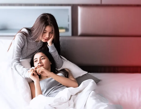 Nel Fuoco Selettivo Due Belle Donne Sedute Sul Letto Parlando — Foto Stock