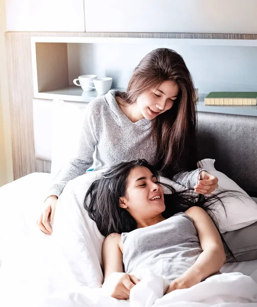 Дві Красиві Жінки Сидячи Ліжку Розмовляючи Разом Хороші Стосунки Кращий — стокове фото