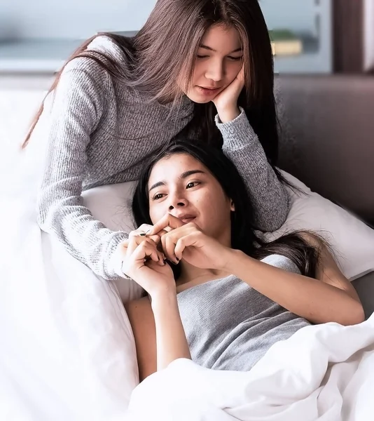 Дві Красиві Жінки Сидячи Ліжку Тримаючи Руки Разом Романтичні Почуття — стокове фото