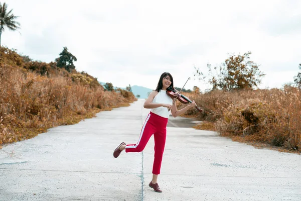 Beautiful Woman Playing Violin Enjoy Happy Feeling Model Posing Acoustic — Stock Photo, Image