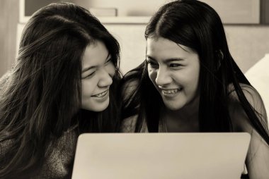 Yakın çekim iki güzel kadın yüzü, birbirine bakan gözler, mutlu bir duygu, aşk çifti teması, klasik ve sanat tonu