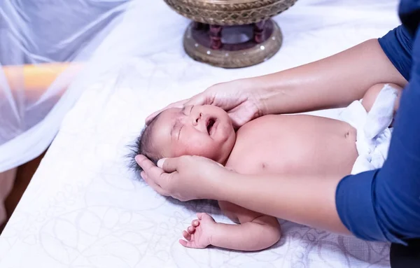 Terapeuta Massageando Corpo Bebê Recém Nascido Para Relaxamento Programa Terapia — Fotografia de Stock