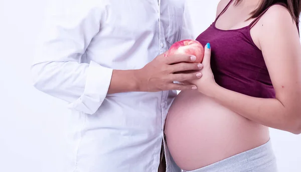Kobieta Ciąży Jej Mąż Trzymają Czerwone Jabłko Razem Miłością Troską — Zdjęcie stockowe