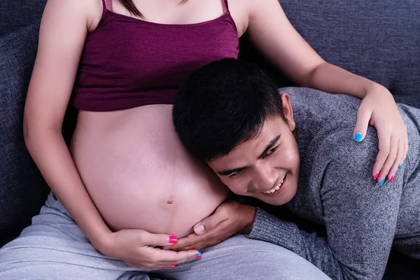 Rostro Del Marido Estar Cerca Del Vientre Mujer Embarazada Escuchar — Foto de Stock