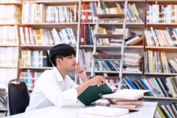 Jonge Tiener Lezen Het Zoeken Van Gegevens Uit Boek Bibliotheek — Stockfoto