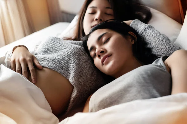 Wazig Licht Ontwerp Achtergrond Van Mooie Vrouwen Slapen Samen Bed — Stockfoto