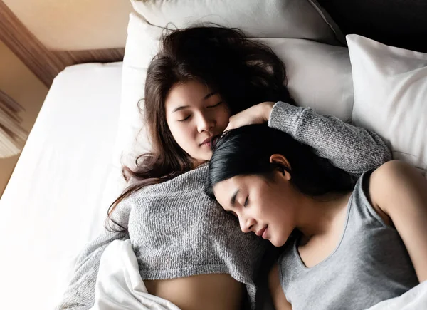 Красиві Жінки Сплять Ліжку Разом Кохання Пара Романтичне Почуття — стокове фото