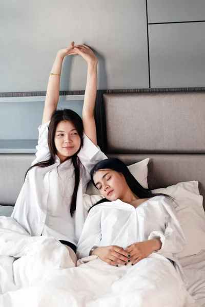 Wanita Cantik Berbaring Tempat Tidur Dengan Pasangannya Tidur Bersama Hubungan — Stok Foto