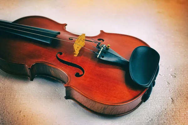 バイオリンのフロントサイドの抽象的なアートデザインの背景 グランジの表面の背景に置かれ 周りのぼやけた光 — ストック写真