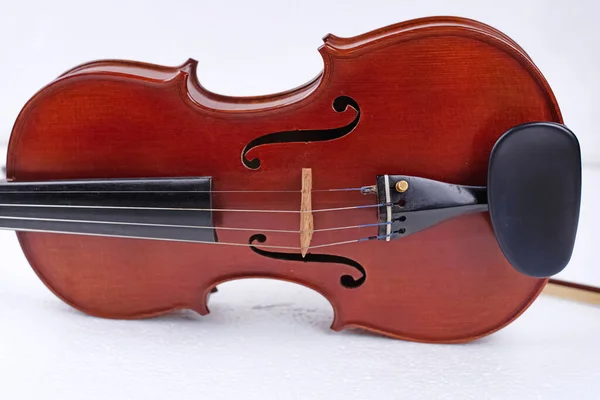白い背景に木製のバイオリンは 文字列楽器の前面に表示されます — ストック写真