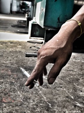 Sigara tutan pis işçi. 