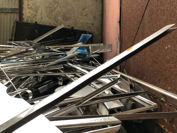 Die Stahlabfälle Metallhaufen Edelstahlmüll Metallmüll Bereiten Sich Auf Recycling Und — Stockfoto