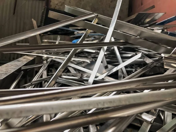 Die Stahlabfälle Metallhaufen Edelstahlmüll Metallmüll Bereiten Sich Auf Recycling Und — Stockfoto