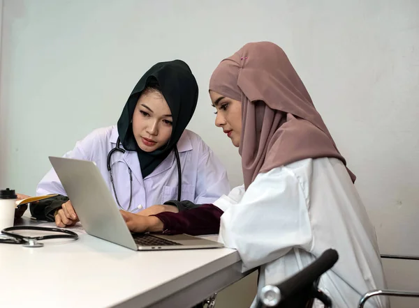 Twee Vrouwelijke Artsen Die Samenwerken Consulteren Patiëntendossiers Het Ziekenhuis — Stockfoto
