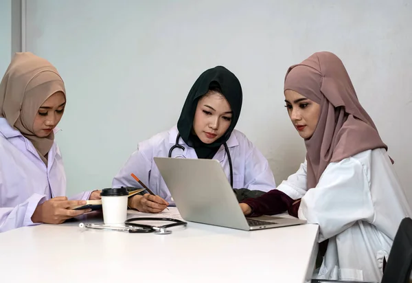 Drie Vrouwelijke Artsen Die Samenwerken Consulteren Patiëntendossiers Het Ziekenhuis — Stockfoto